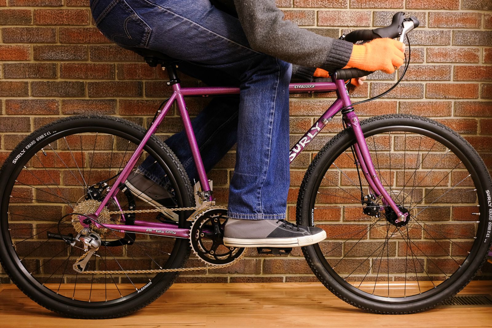 из какого материала велосипед. шоссейный велосипед с амортизационной вилкой. из какого материала велосипед. красивые велосипеды. расцветки велосипедов.